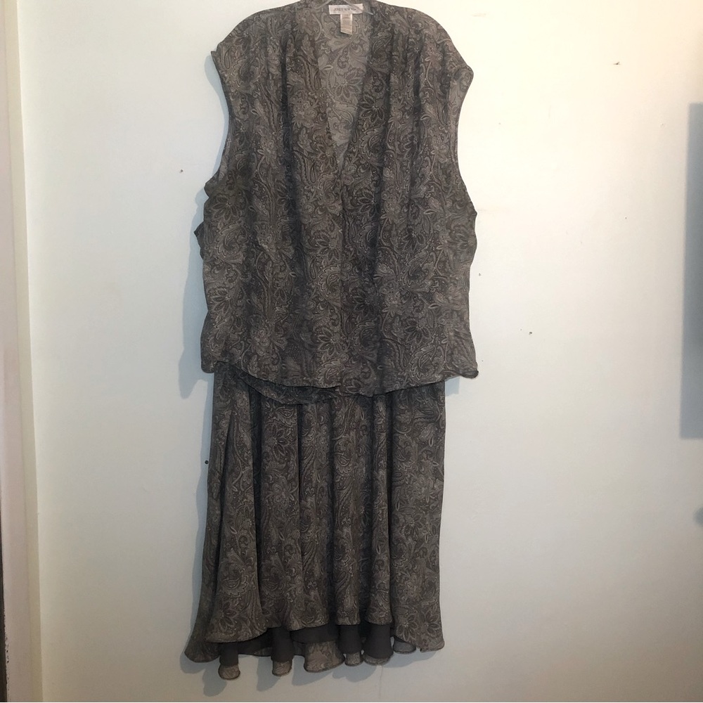 Jones New York Gray Paisley Skirt Set, size 24W top, 22W skirt